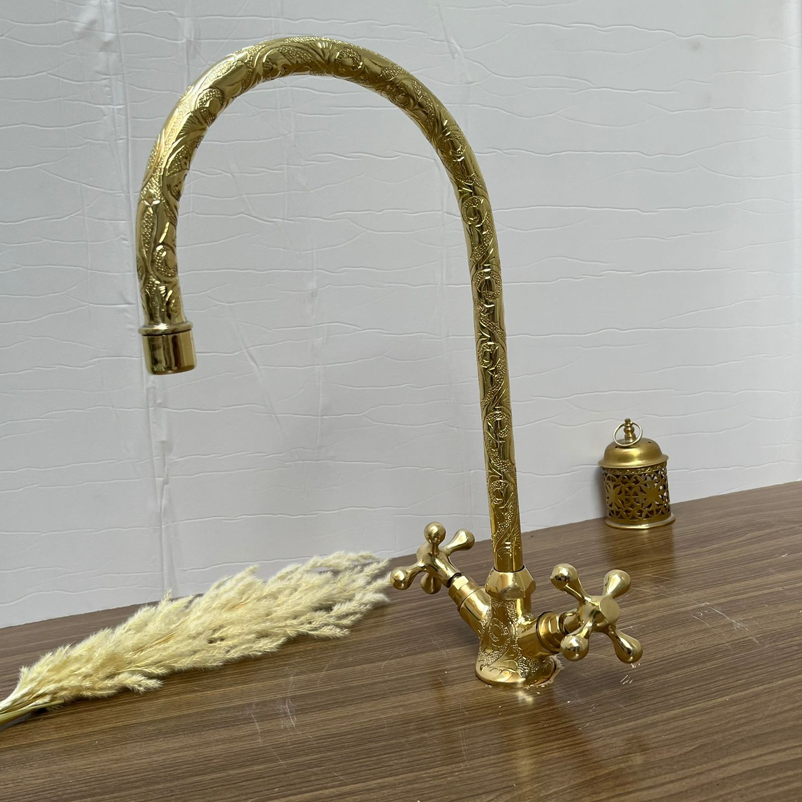Rubinetto Artigianale Ottone Inciso — Collo a U Grande