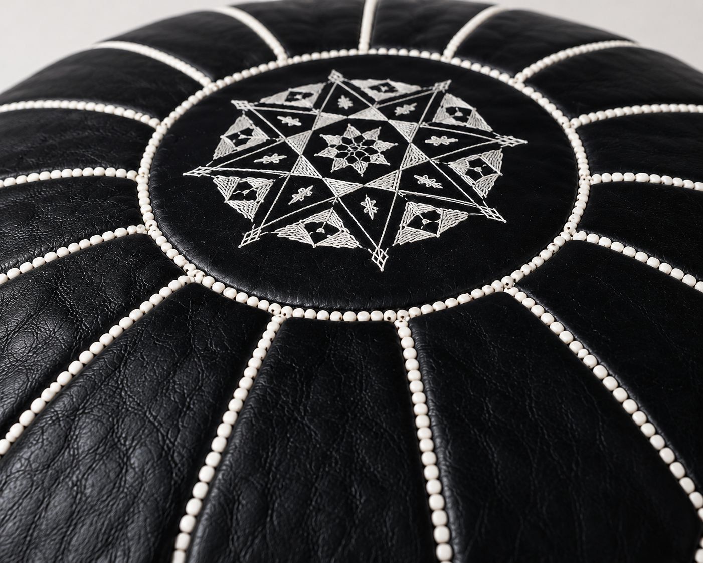 Pouf Marocchino in Pelle Artigianale – Nero
