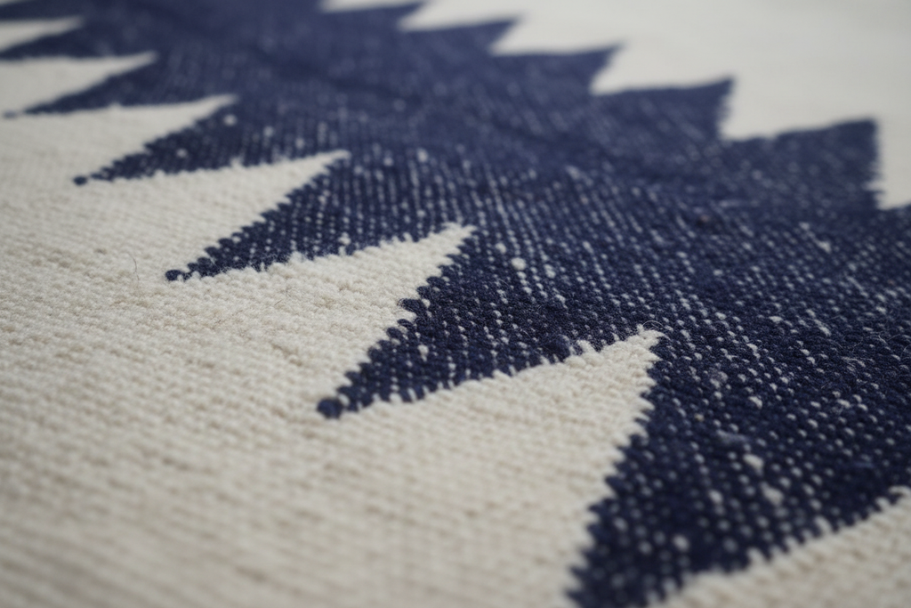 AMAYAS Tappeto Berbero Kilim Bicolore Blu Notte - dettaglio texture